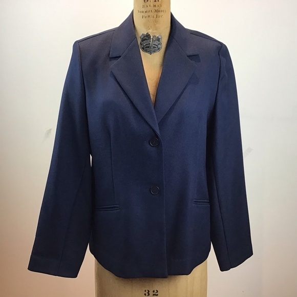 Alfred Dunner Jackets & Blazers - Alfred Dunner classic two button navy blazer. Size 10.